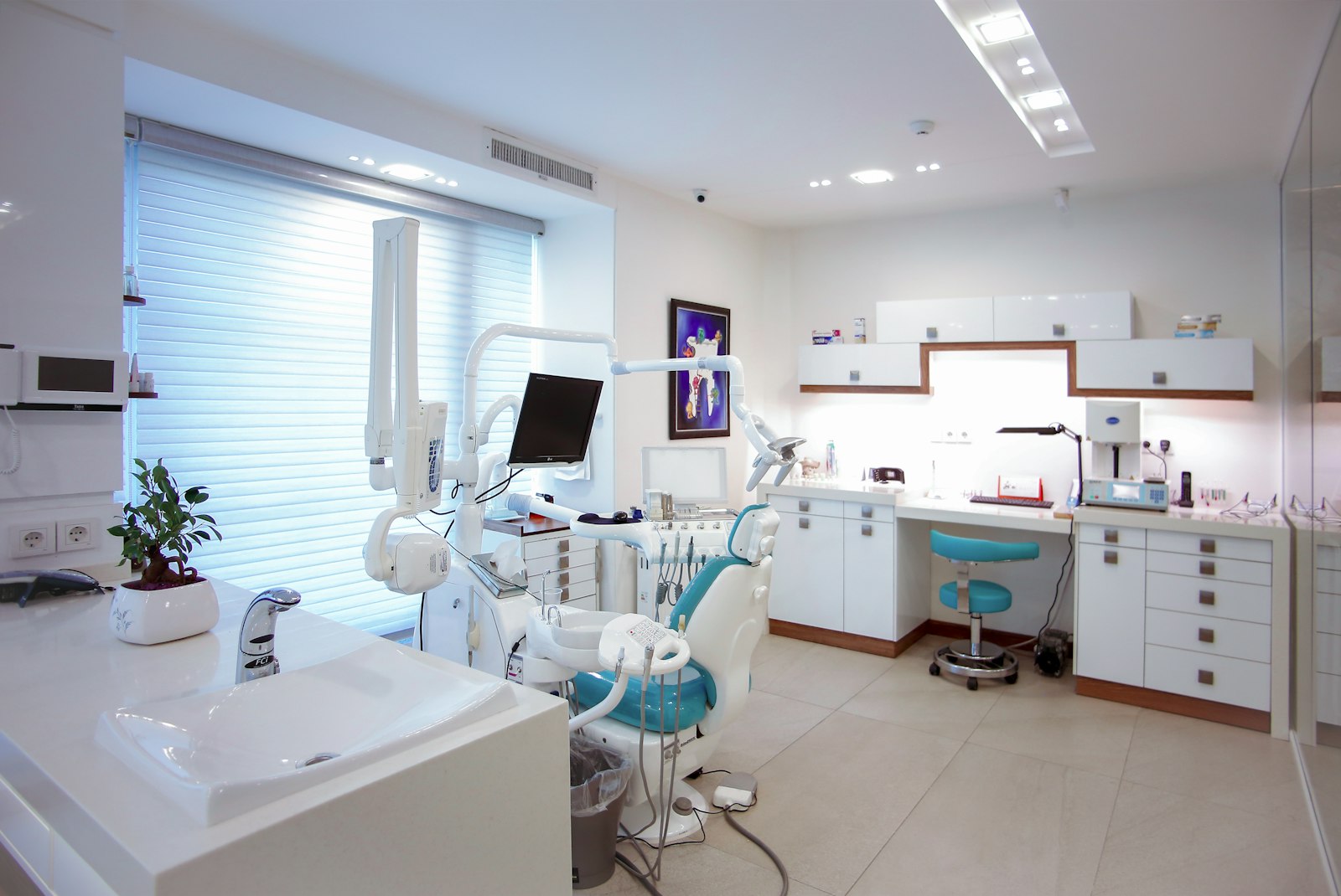 Modern ve aydınlık klinik muayene odası