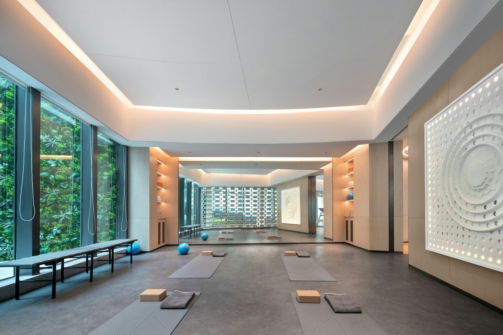 Geniş pencereli yoga ve pilates stüdyosu